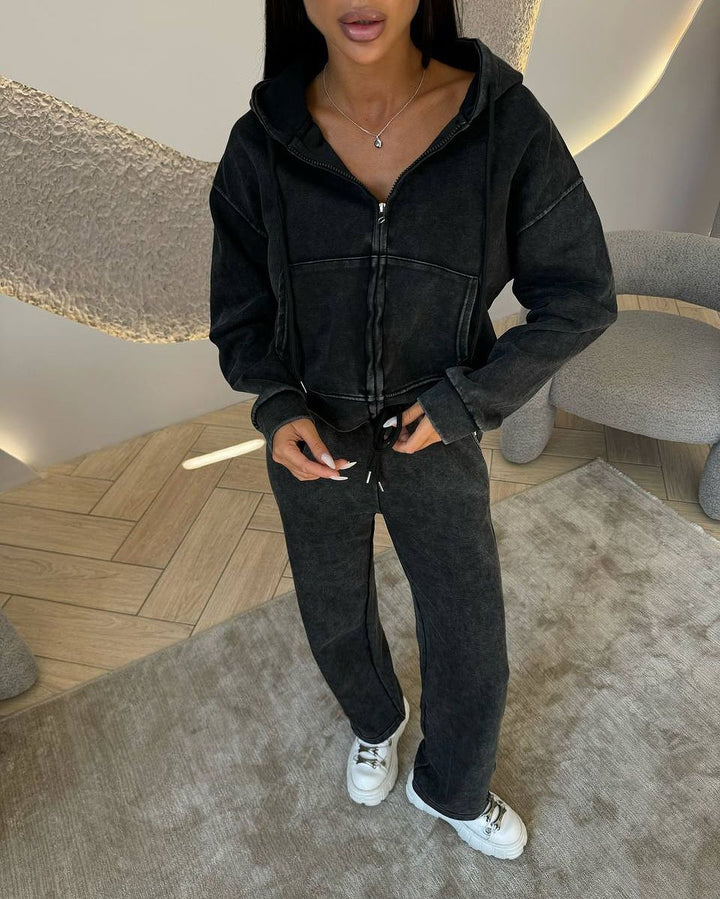 Kvinnors avslappnade fritidsset med huvtröja och joggingbyxor i modern stil Mirla-Eva Jonsson
