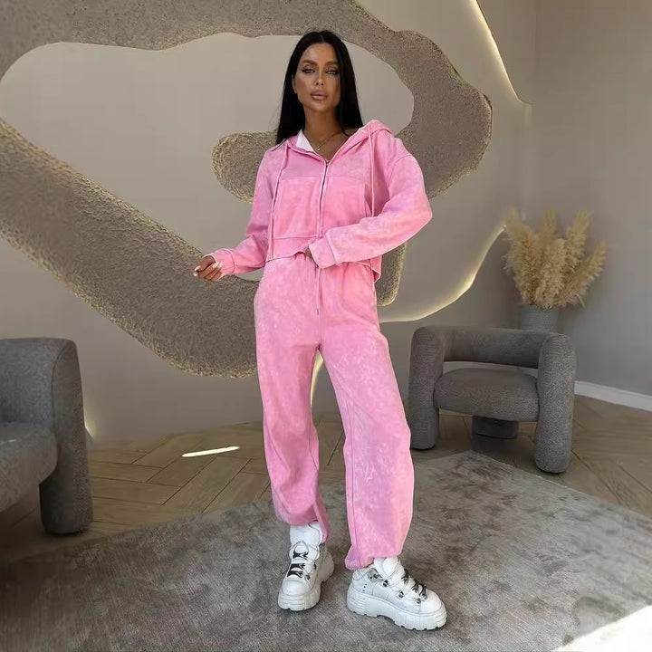 Kvinnors avslappnade fritidsset med huvtröja och joggingbyxor i modern stil Mirla-Eva Jonsson