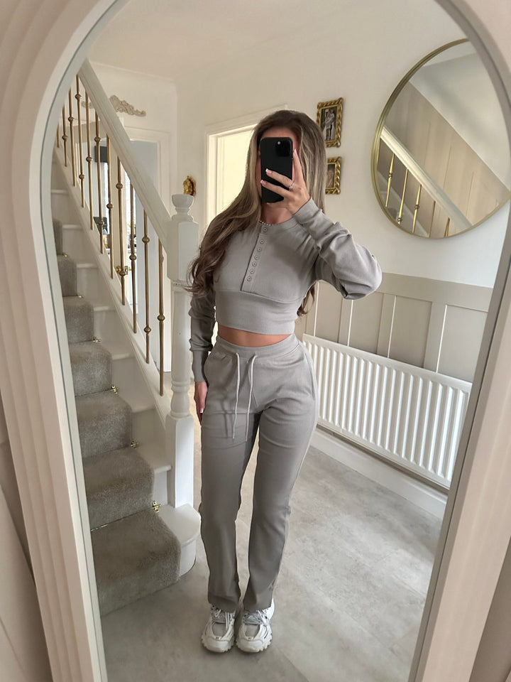 Kvinnors avslappnade fritidsset med kort sweatshirt och bekväma joggers-Eva Jonsson