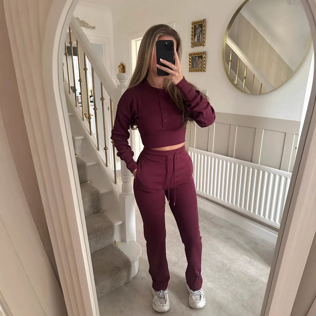 Kvinnors avslappnade fritidsset med kort sweatshirt och bekväma joggers-Eva Jonsson
