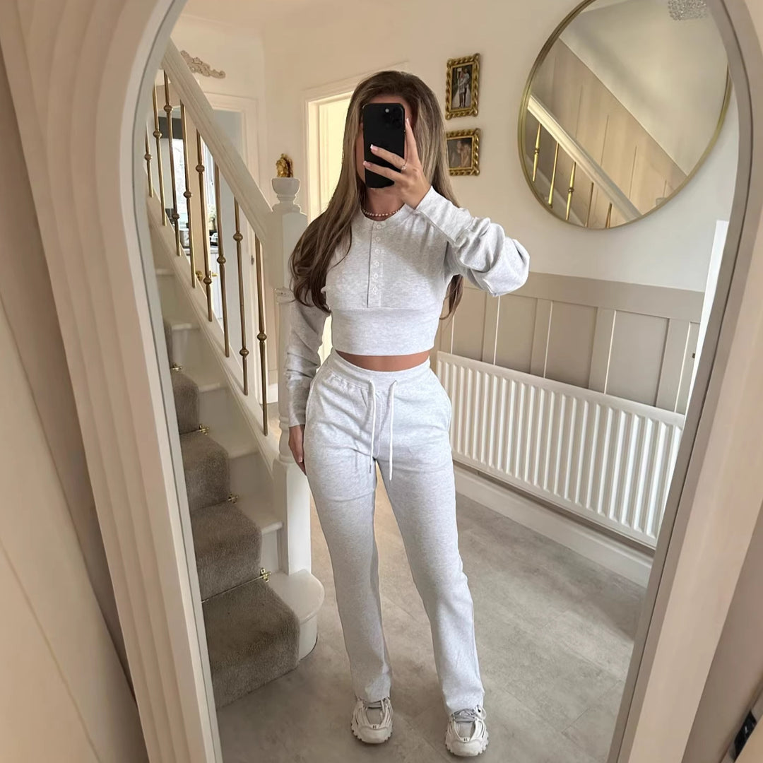 Kvinnors avslappnade fritidsset med kort sweatshirt och bekväma joggers-Eva Jonsson