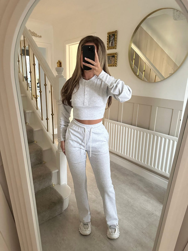 Kvinnors avslappnade fritidsset med kort sweatshirt och bekväma joggers-Eva Jonsson