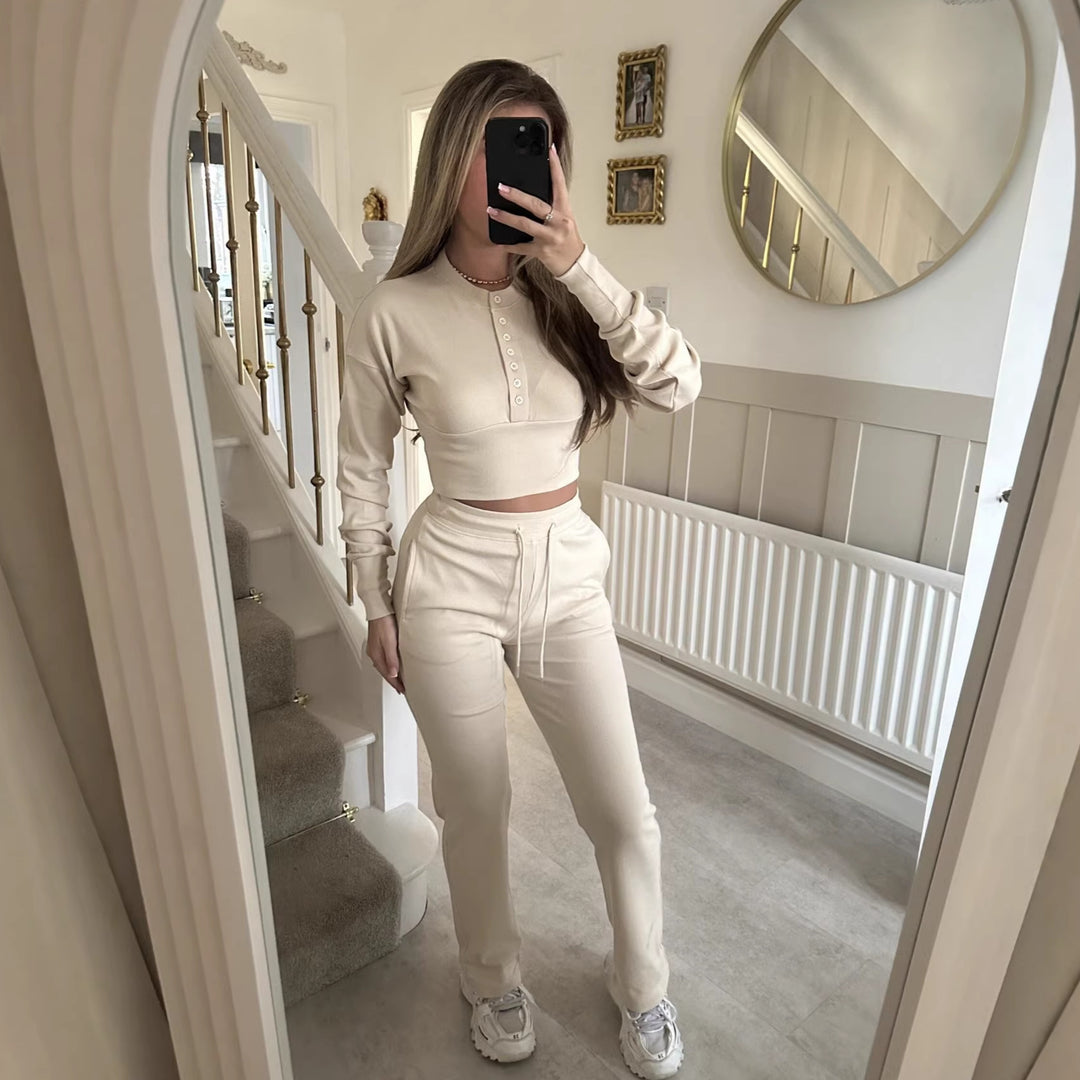 Kvinnors avslappnade fritidsset med kort sweatshirt och bekväma joggers-Eva Jonsson