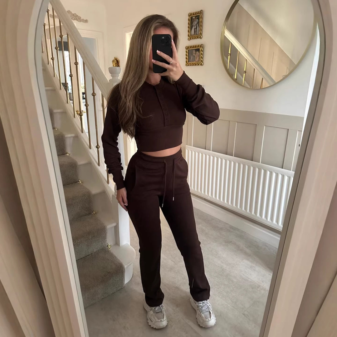 Kvinnors avslappnade fritidsset med kortärmad sweatshirt och bekväma joggers Mirla-Eva Jonsson