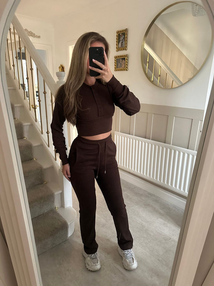 Kvinnors avslappnade fritidsset med kortärmad sweatshirt och bekväma joggers Mirla-Eva Jonsson