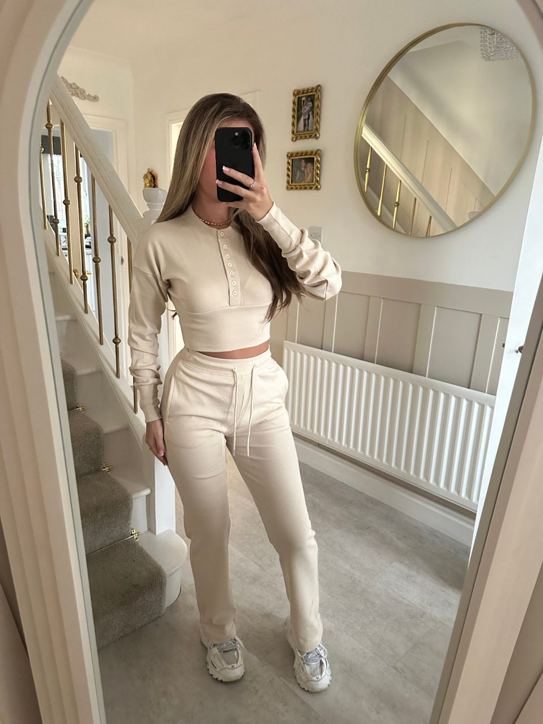 Kvinnors avslappnade fritidsset med kortärmad sweatshirt och bekväma joggers Mirla-Eva Jonsson