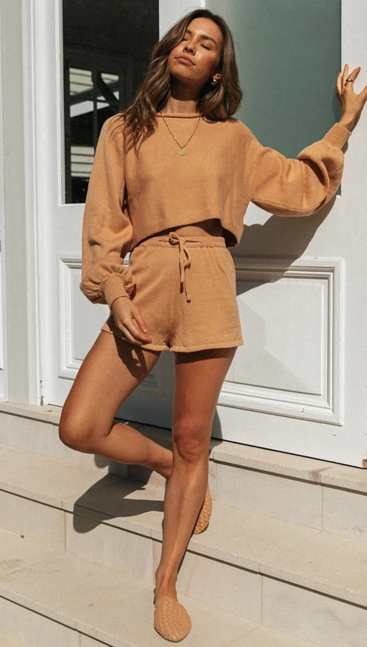 Kvinnors avslappnade fritidsset med kortärmad tröja och shorts Mirla-Eva Jonsson
