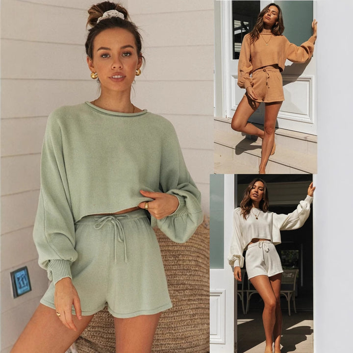 Kvinnors avslappnade fritidsset med kortärmad tröja och shorts Mirla-Eva Jonsson