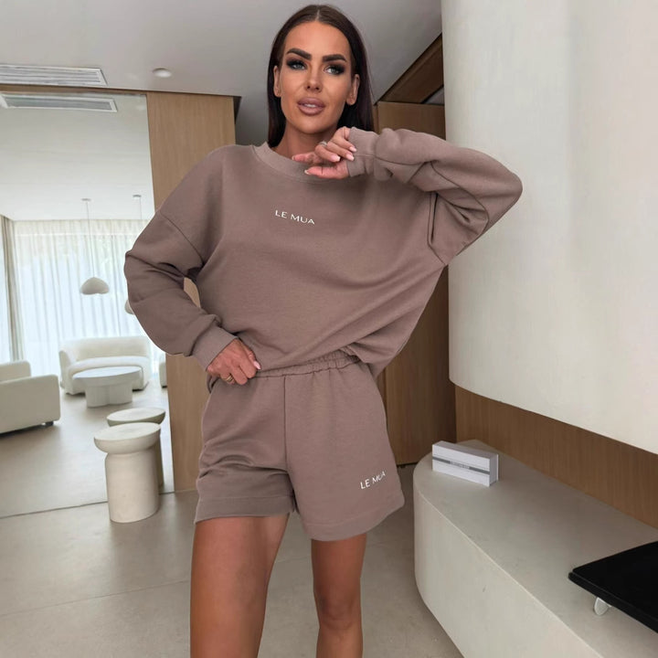 Kvinnors avslappnade fritidsset med oversized sweatshirt och bekväma shorts Mirla-Eva Jonsson