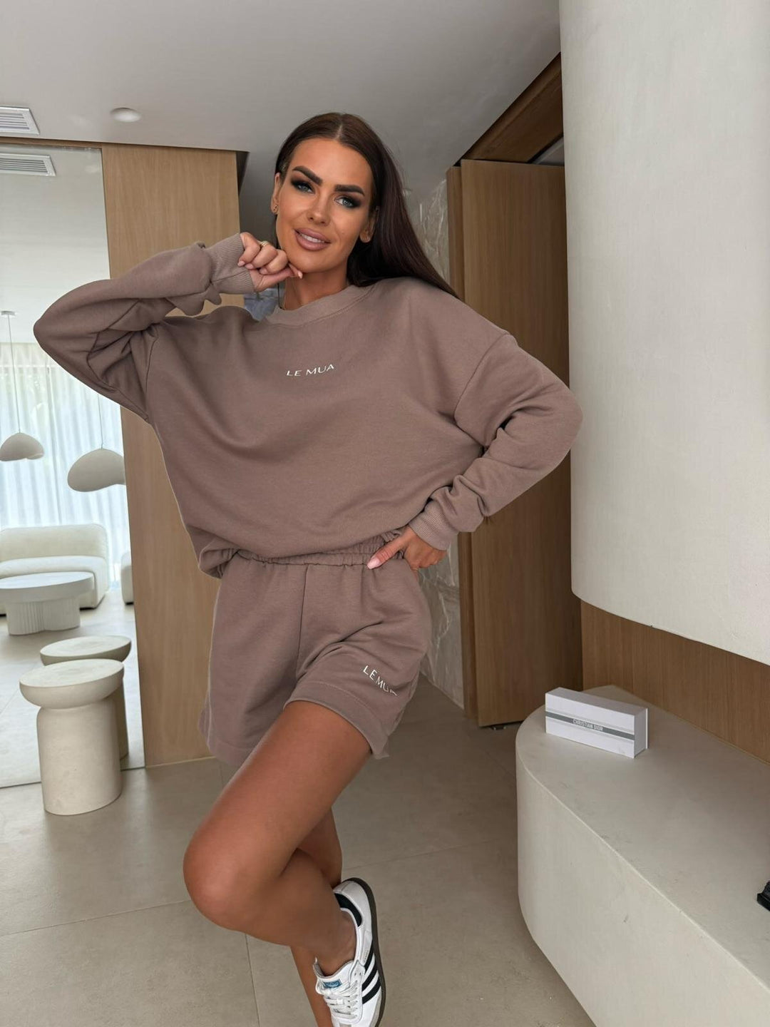 Kvinnors avslappnade fritidsset med oversized sweatshirt och bekväma shorts Mirla-Eva Jonsson