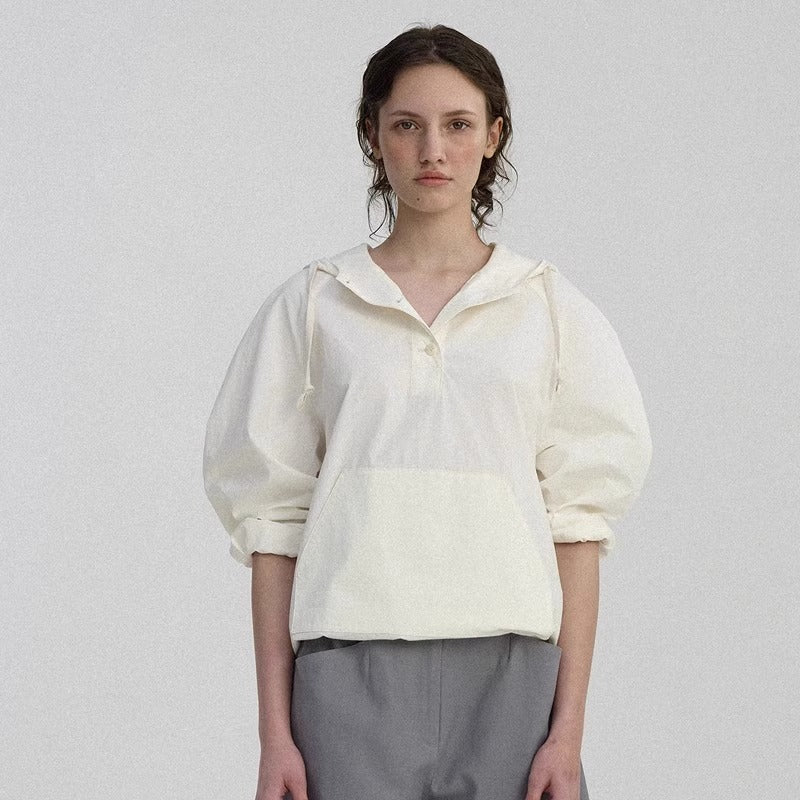 Kvinnors avslappnade hoodie-blus med innovativ skärning Mirla-Eva Jonsson