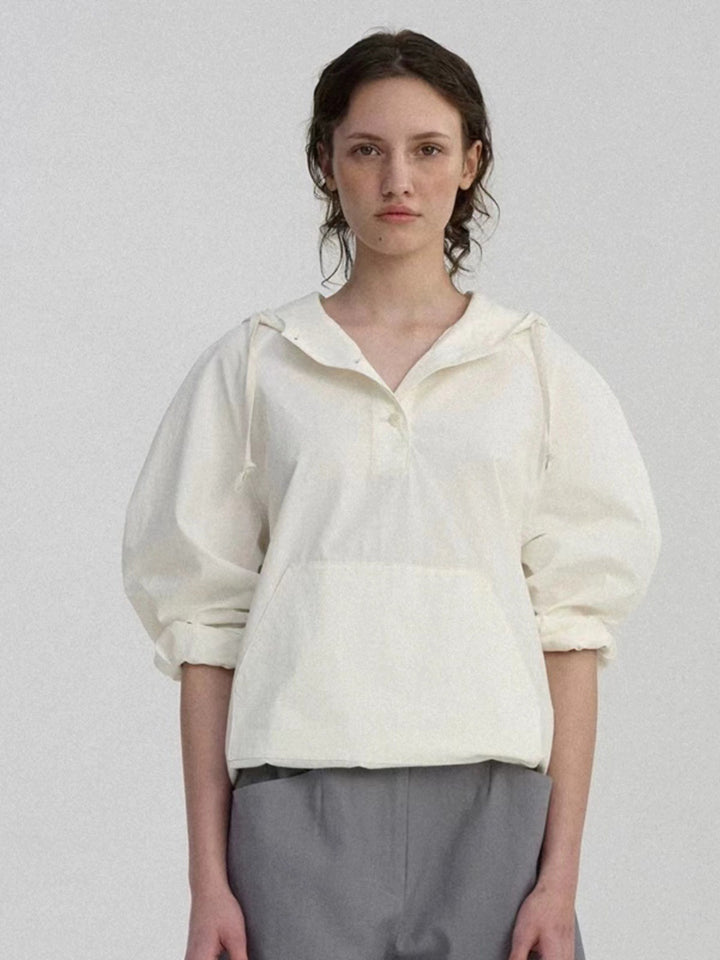 Kvinnors avslappnade hoodie-blus med innovativ skärning Mirla-Eva Jonsson