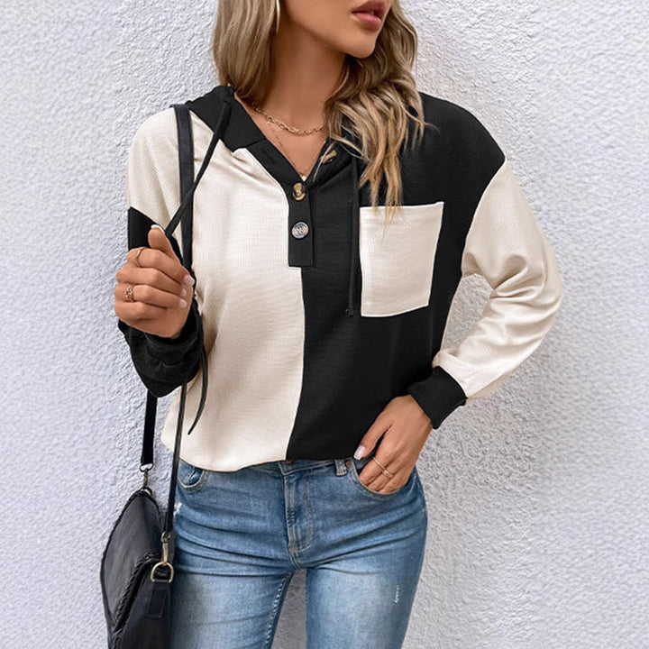 Kvinnors avslappnade hoodie-blus med kontrasterande färger Mirla-Eva Jonsson