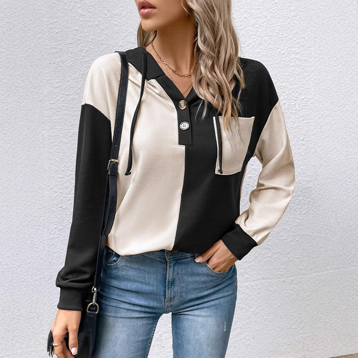 Kvinnors avslappnade hoodie-blus med kontrasterande färger Mirla-Eva Jonsson