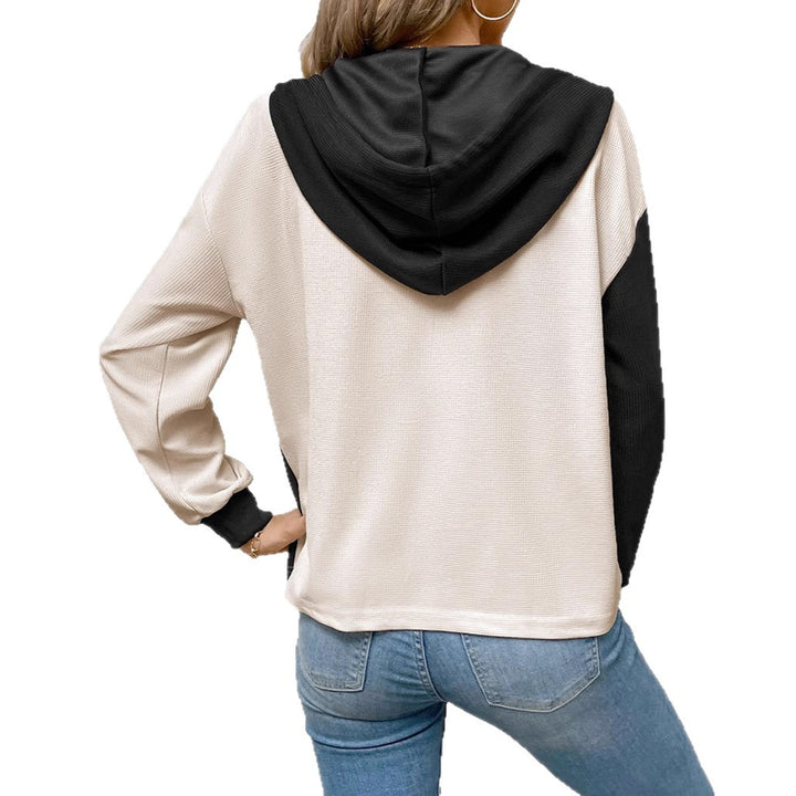 Kvinnors avslappnade hoodie-blus med kontrasterande färger Mirla-Eva Jonsson