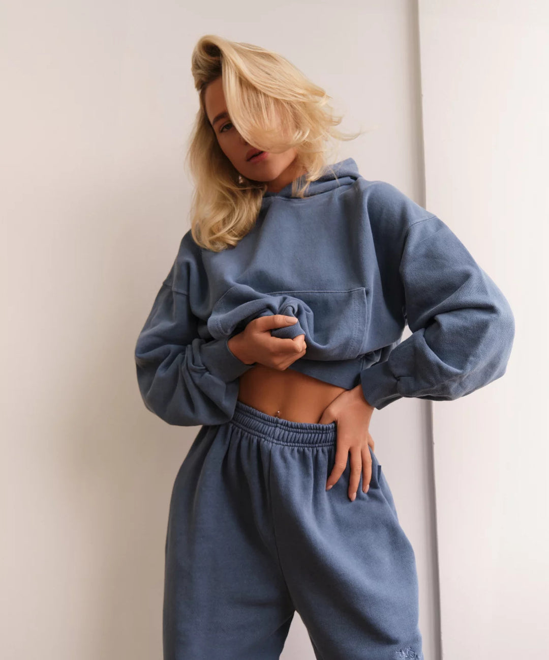 Kvinnors avslappnade hoodie-jacka gjord av mjukt sweatshirt-tyg Mirla-Eva Jonsson