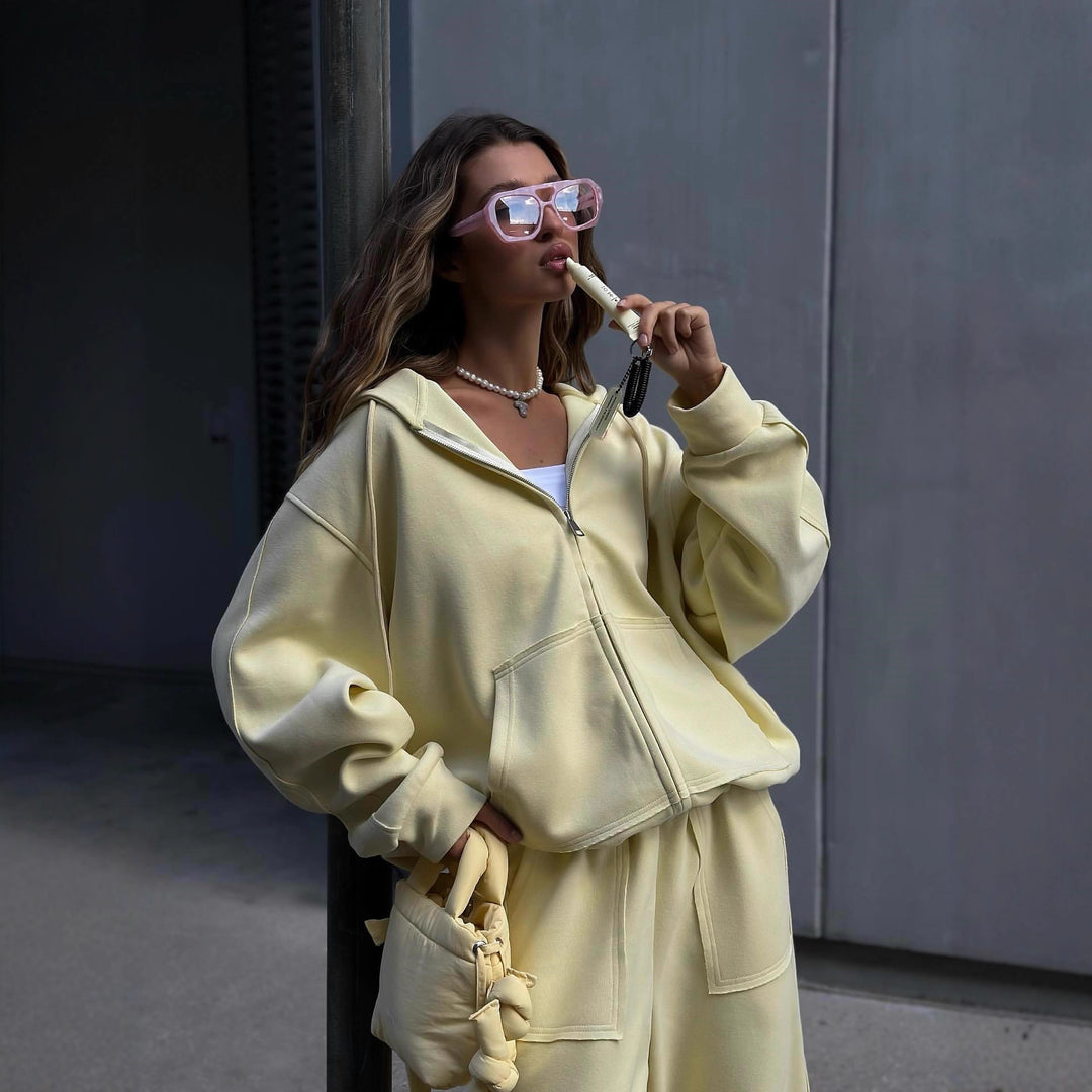 Kvinnors avslappnade hoodie jumpsuit med en lös passform och praktiska fickor Mirla-Eva Jonsson