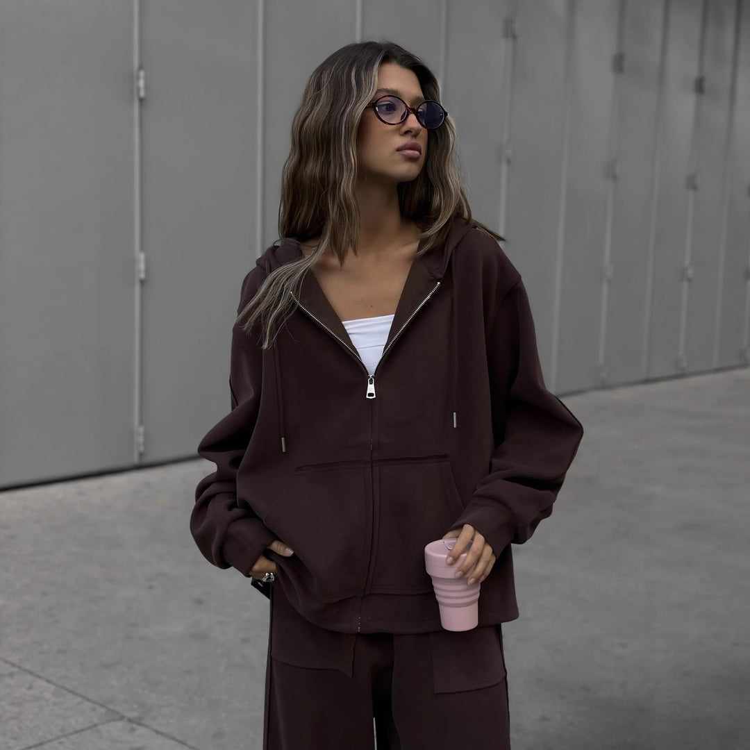 Kvinnors avslappnade hoodie jumpsuit med en lös passform och praktiska fickor Mirla-Eva Jonsson