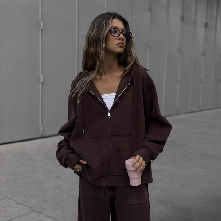 Kvinnors avslappnade hoodie jumpsuit med en lös passform och praktiska fickor Mirla-Eva Jonsson