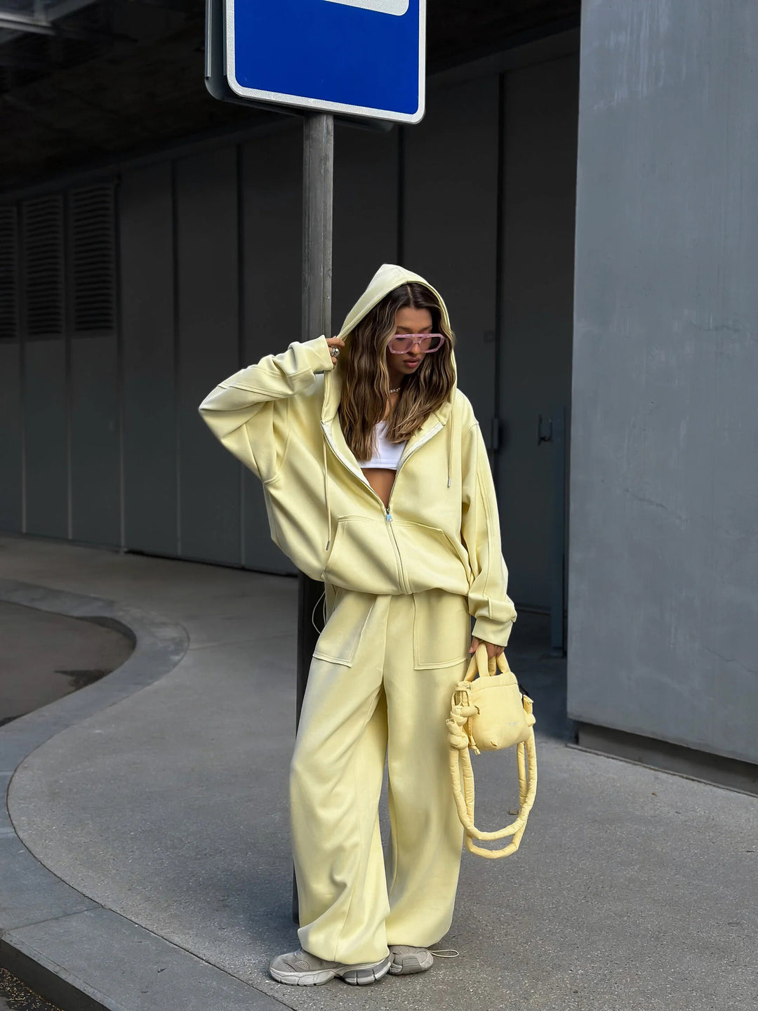 Kvinnors avslappnade hoodie jumpsuit med en lös passform och praktiska fickor Mirla-Eva Jonsson