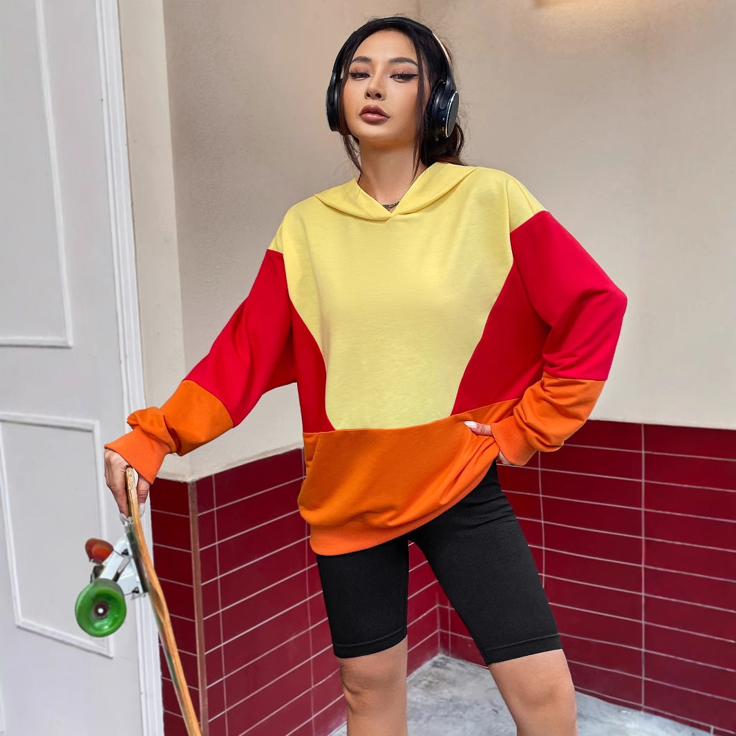 Kvinnors avslappnade hoodie med färgglad blockdesign Mirla-Eva Jonsson