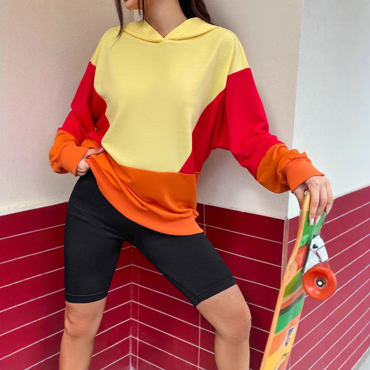 Kvinnors avslappnade hoodie med färgglad blockdesign Mirla-Eva Jonsson