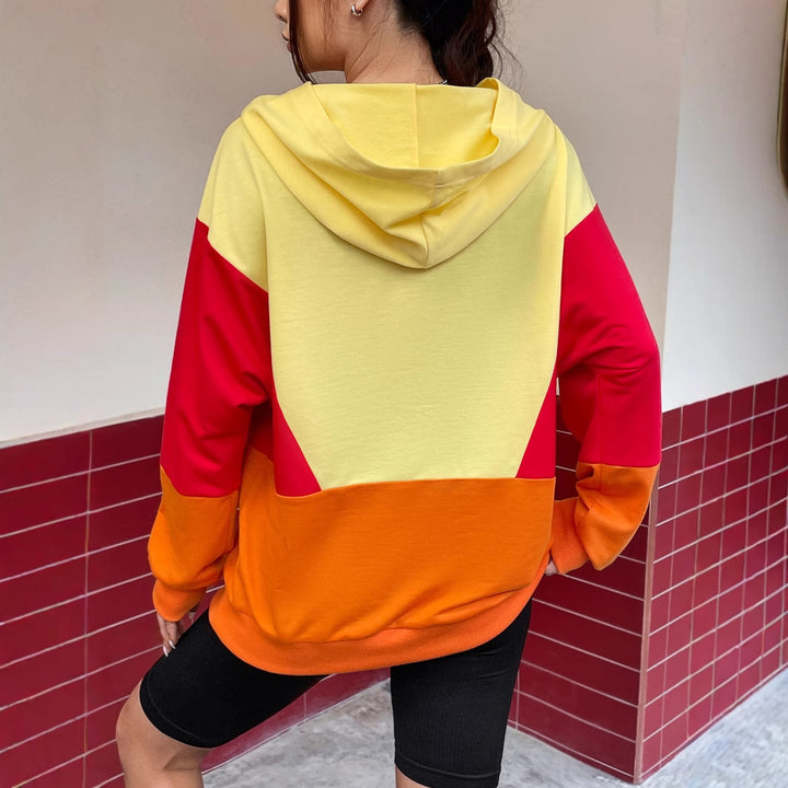 Kvinnors avslappnade hoodie med färgglad blockdesign Mirla-Eva Jonsson
