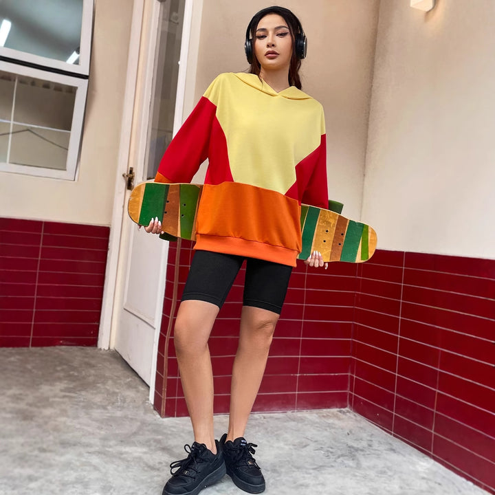 Kvinnors avslappnade hoodie med färgglad blockdesign Mirla-Eva Jonsson