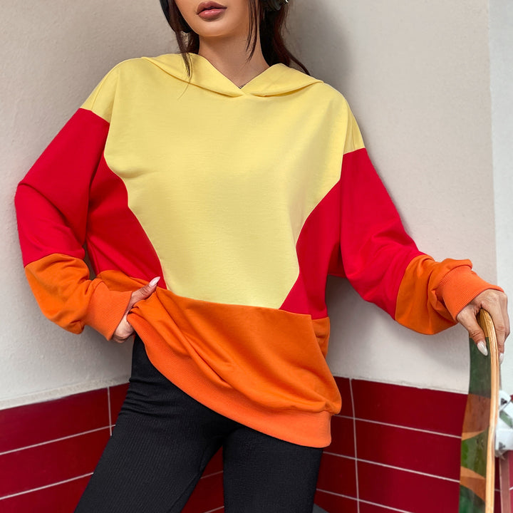 Kvinnors avslappnade hoodie med färgglad blockdesign Mirla-Eva Jonsson