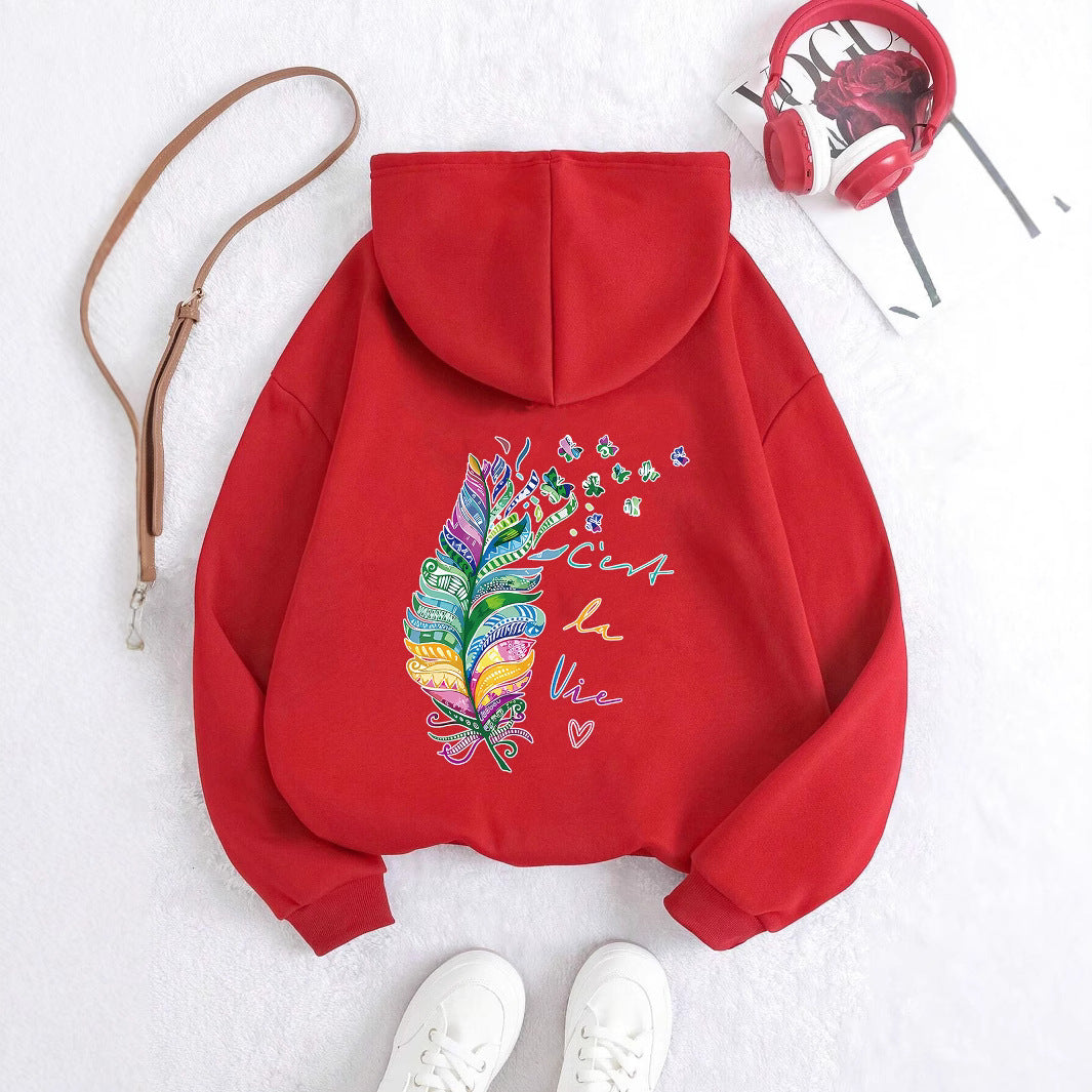 Kvinnors avslappnade hoodie med färgglad fjäderdesign och inspirerande text Mirla-Eva Jonsson