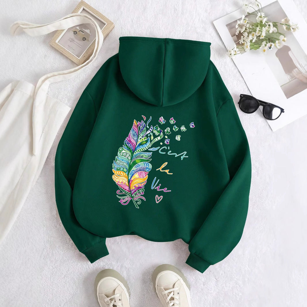 Kvinnors avslappnade hoodie med färgglad fjäderdesign och inspirerande text Mirla-Eva Jonsson