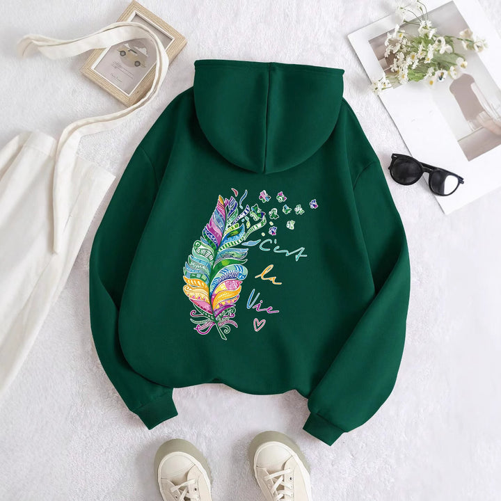 Kvinnors avslappnade hoodie med färgglad fjäderdesign och inspirerande text Mirla-Eva Jonsson