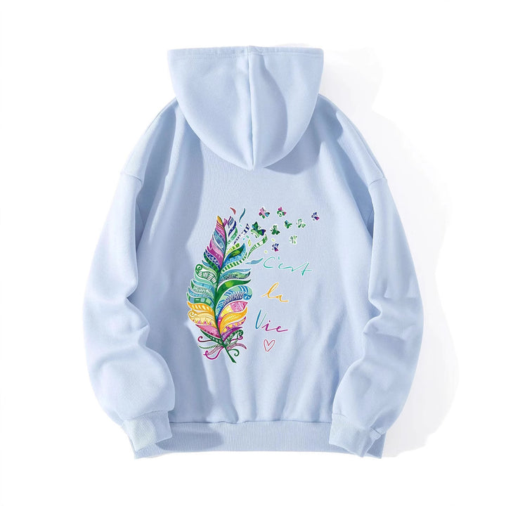 Kvinnors avslappnade hoodie med färgglad fjäderdesign och inspirerande text Mirla-Eva Jonsson