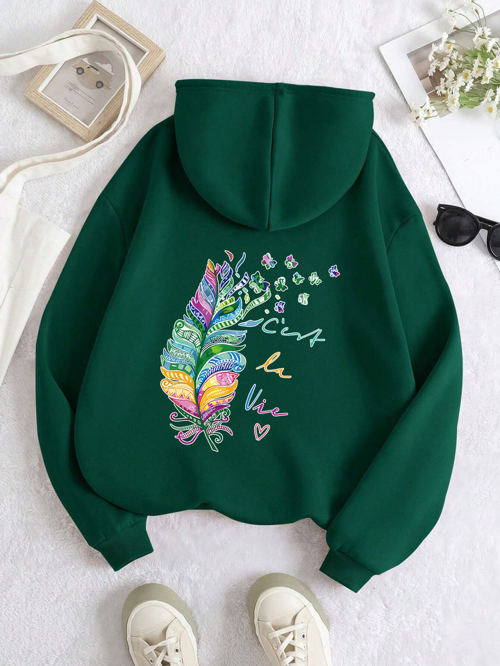 Kvinnors avslappnade hoodie med färgglad fjäderdesign och inspirerande text Mirla-Eva Jonsson