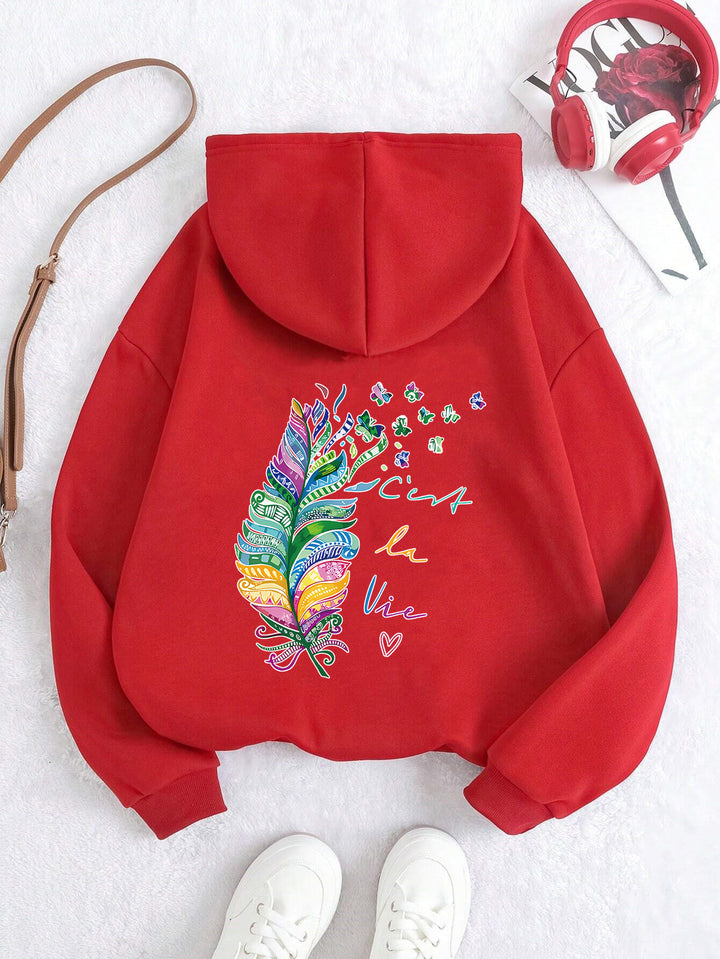 Kvinnors avslappnade hoodie med färgglad fjäderdesign och inspirerande text Mirla-Eva Jonsson