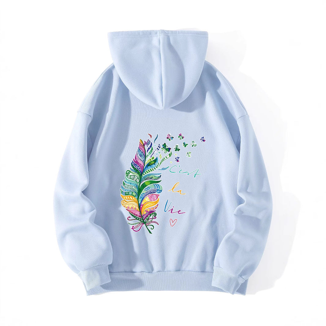 Kvinnors avslappnade hoodie med färgglad fjäderdesign och inspirerande text Mirla-Eva Jonsson