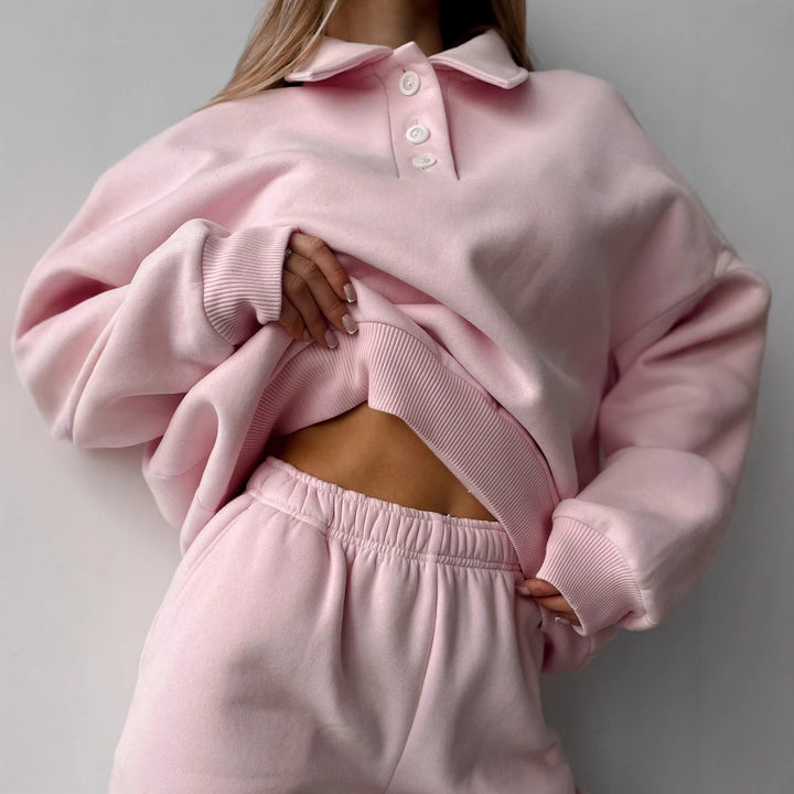 Kvinnors avslappnade hoodie med knappslå och vida byxor Mirla-Eva Jonsson