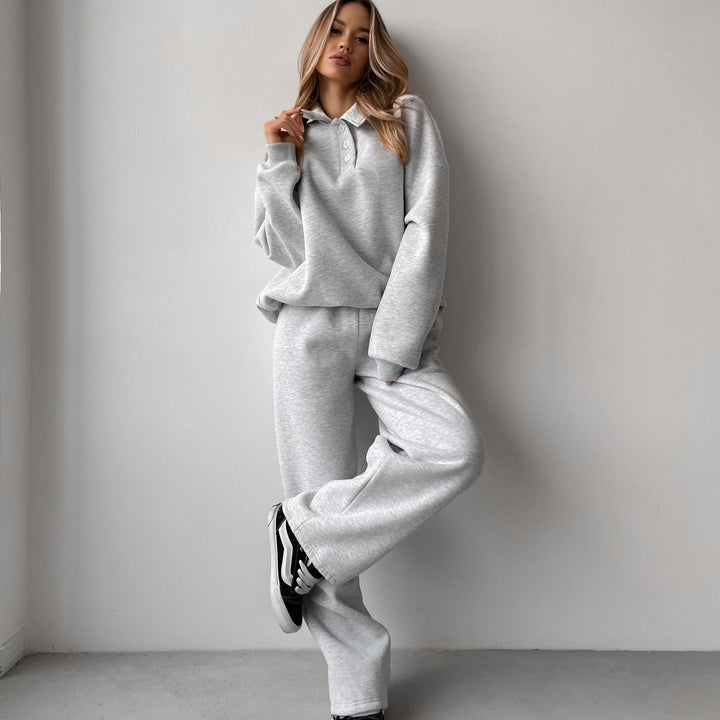 Kvinnors avslappnade hoodie med knappslå och vida byxor Mirla-Eva Jonsson