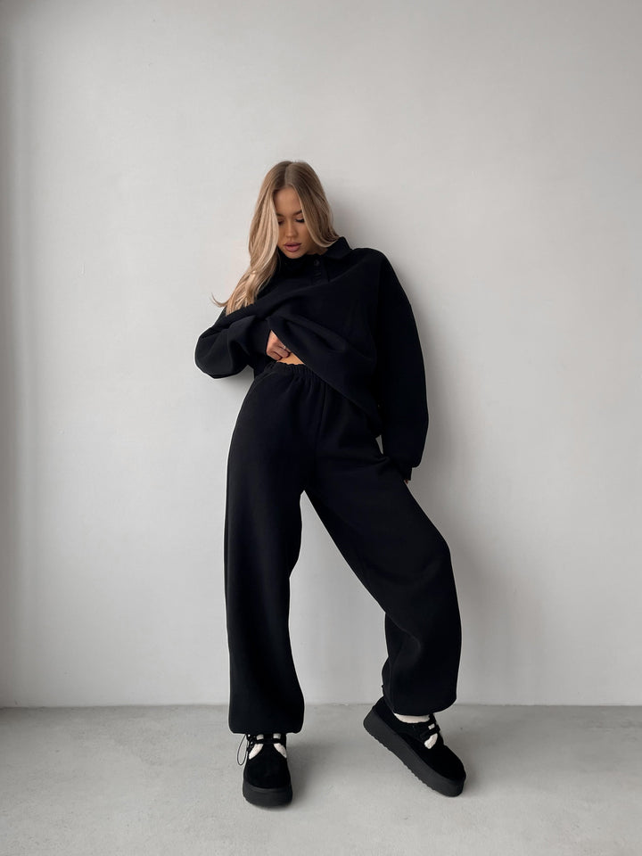 Kvinnors avslappnade hoodie med knappslå och vida byxor Mirla-Eva Jonsson