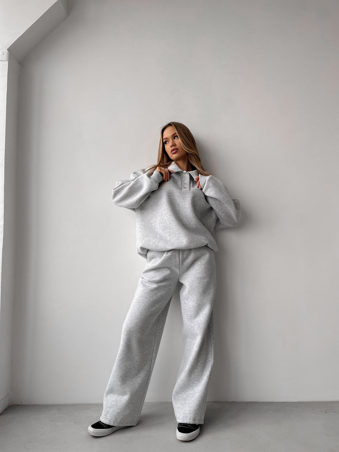 Kvinnors avslappnade hoodie med knappslå och vida byxor Mirla-Eva Jonsson