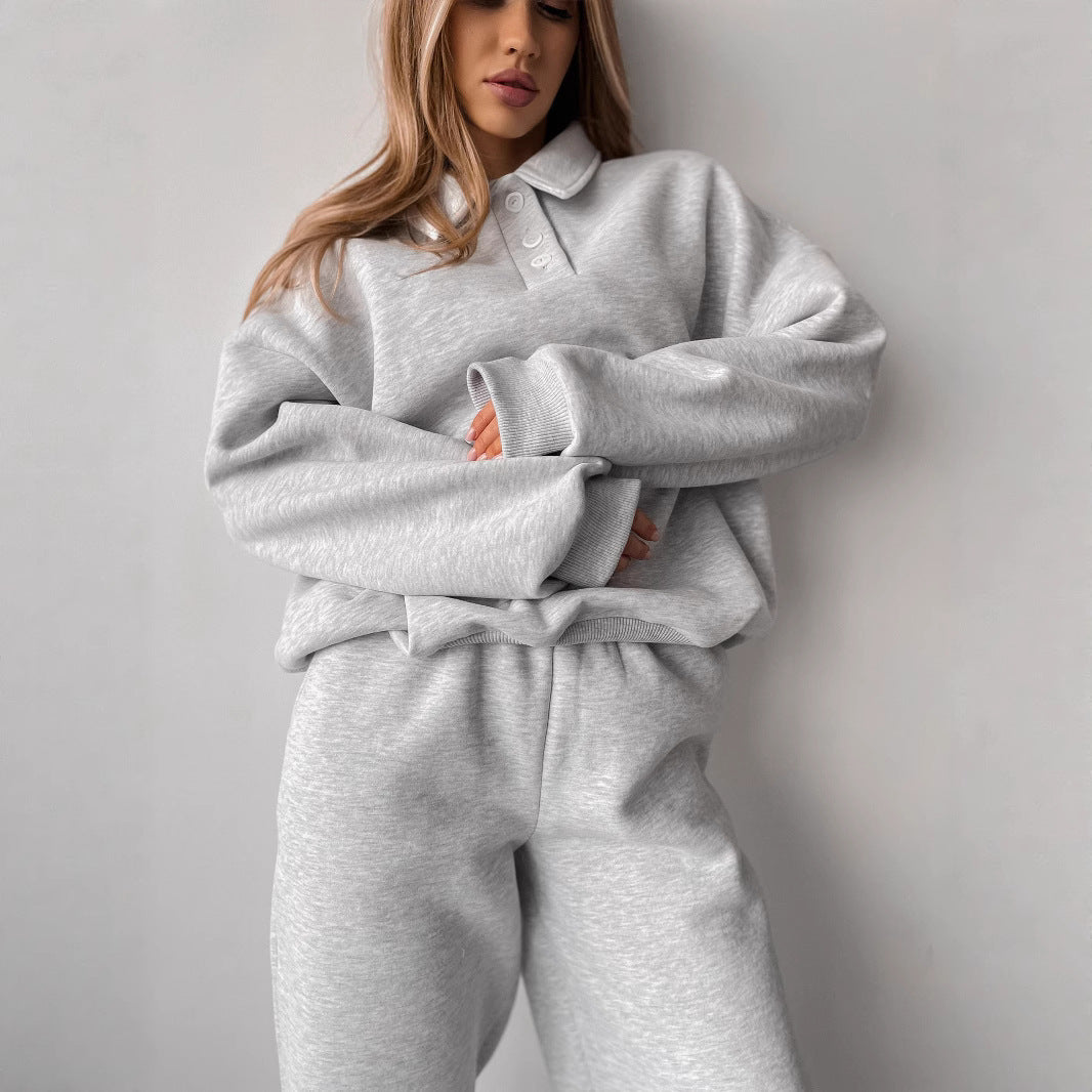 Kvinnors avslappnade hoodie med knappslå och vida byxor Mirla-Eva Jonsson