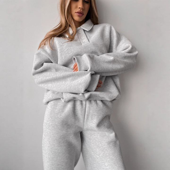 Kvinnors avslappnade hoodie med knappslå och vida byxor Mirla-Eva Jonsson