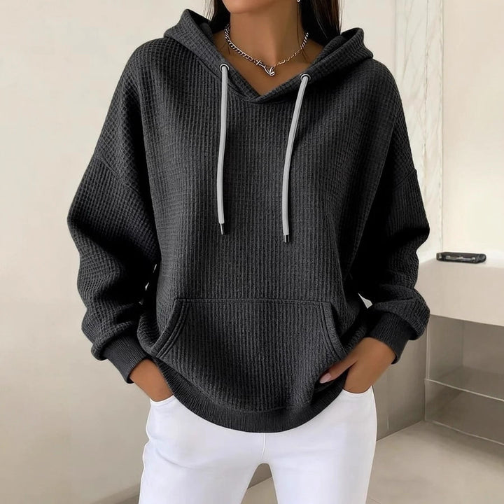 Kvinnors avslappnade hoodie med texturerat tyg Mirla-Eva Jonsson