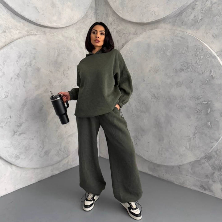 Kvinnors avslappnade hoodie och breda joggbyxor set Mirla-Eva Jonsson