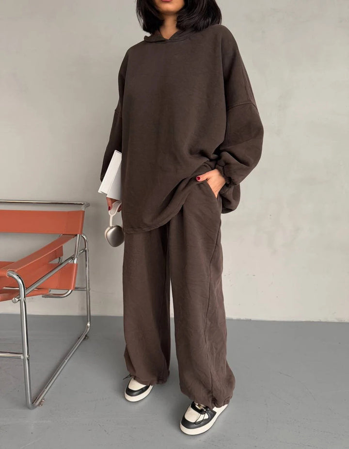 Kvinnors avslappnade hoodie och breda joggbyxor set Mirla-Eva Jonsson