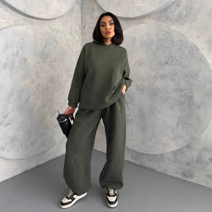 Kvinnors avslappnade hoodie och breda joggbyxor set Mirla-Eva Jonsson