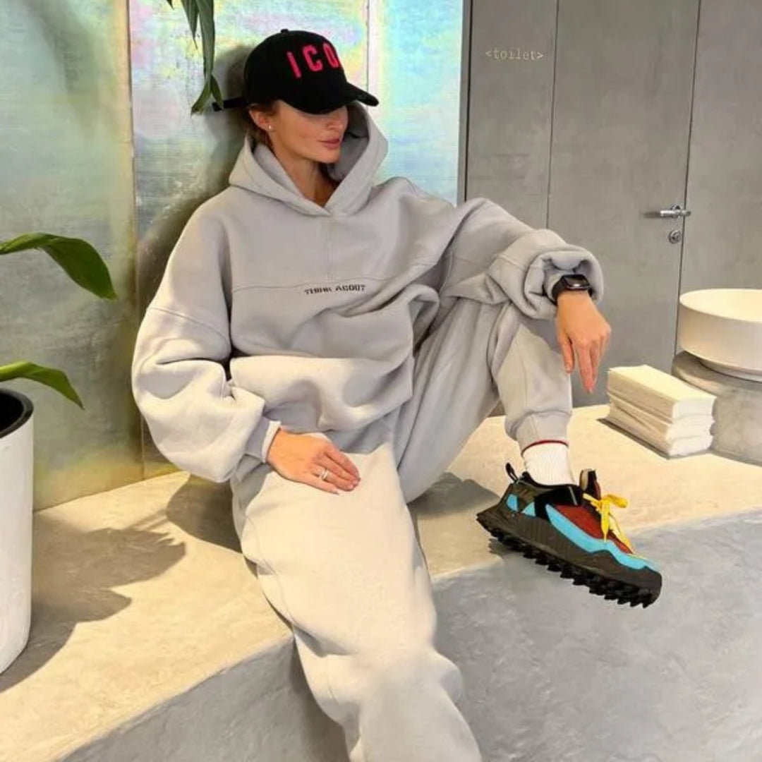 Kvinnors avslappnade hoodie och jogger-set gjort av mjuk fleece med dekorativa sömmar Mirla-Eva Jonsson