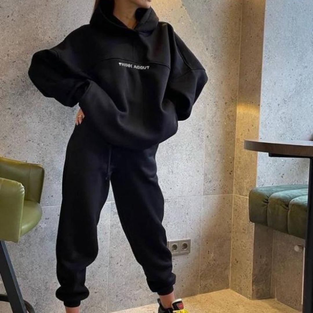 Kvinnors avslappnade hoodie och jogger-set gjort av mjuk fleece med dekorativa sömmar Mirla-Eva Jonsson