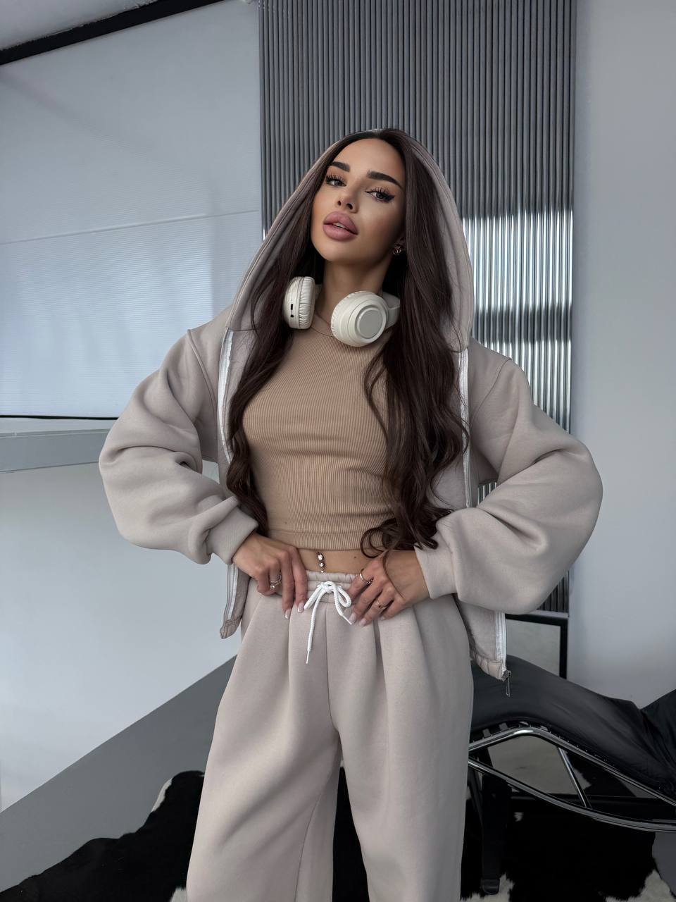 Kvinnors avslappnade hoodie och jogger set med elastisk midja och praktiska fickor Mirla-Eva Jonsson