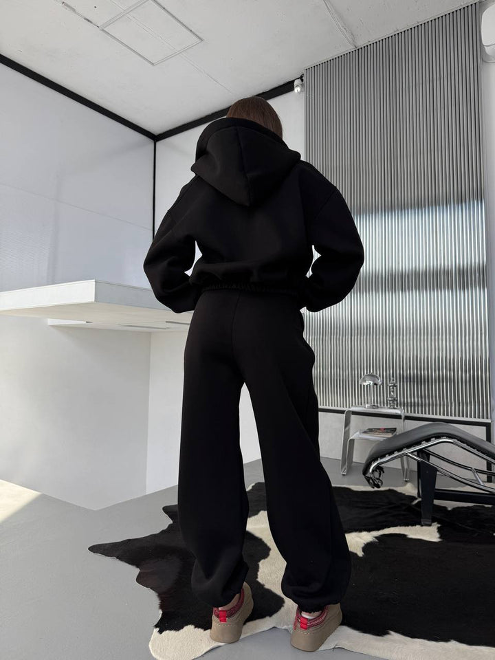 Kvinnors avslappnade hoodie och jogger set med elastisk midja och praktiska fickor Mirla-Eva Jonsson